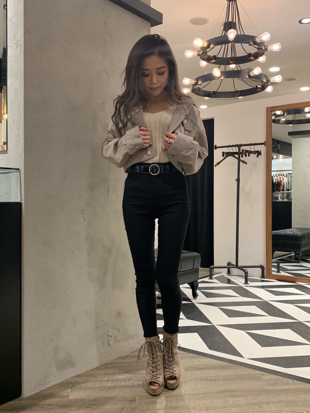 ブラック系のその他パンツ、ベージュ系のブーツ、ブラック系のカバーオールを着用したレディースの春コーディネートの1枚目の写真