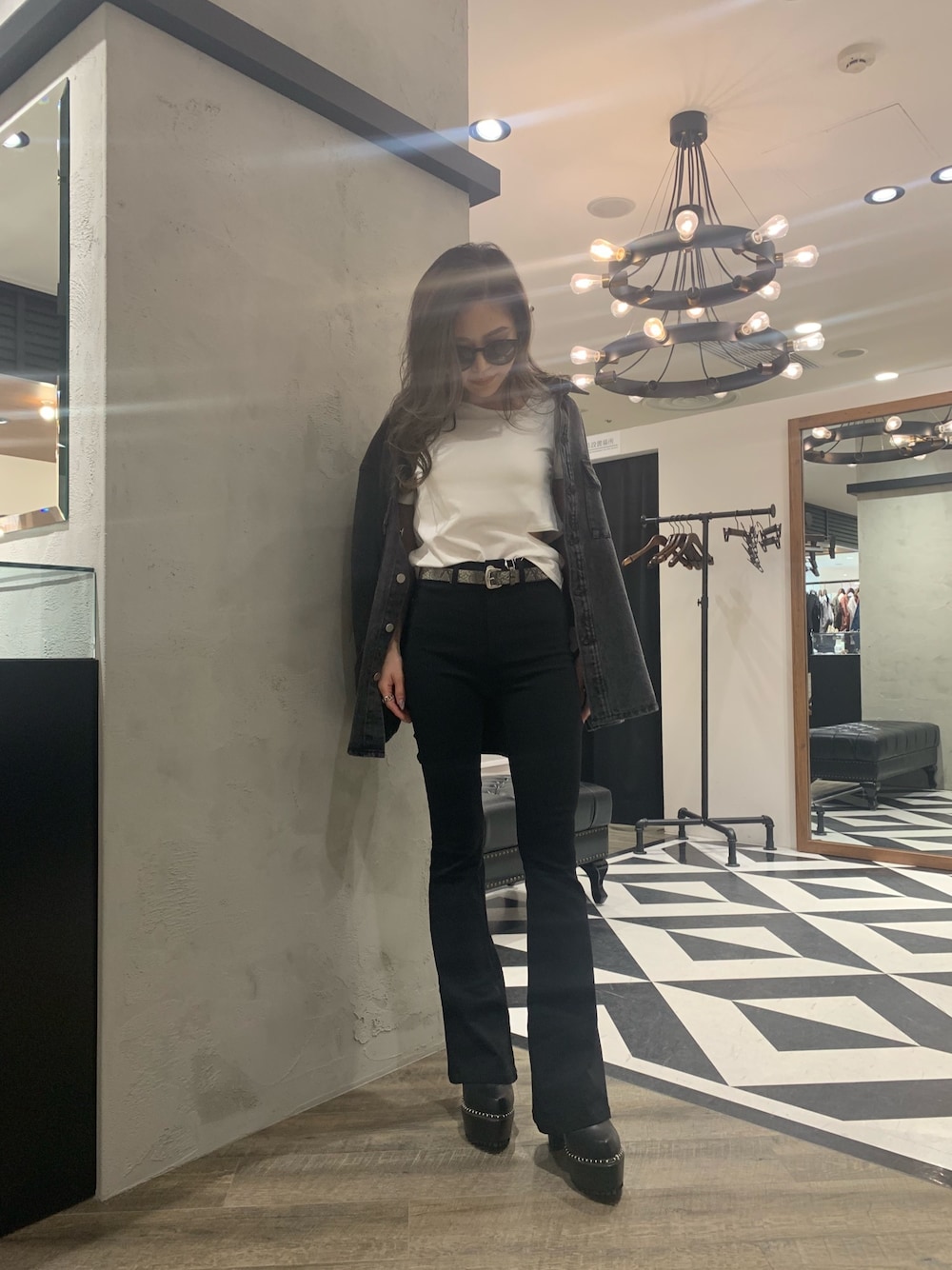 ブラック系のその他パンツ、ブラック系のパンプス、ブラック系のデニムジャケットを着用したレディースの春コーディネートの1枚目の写真