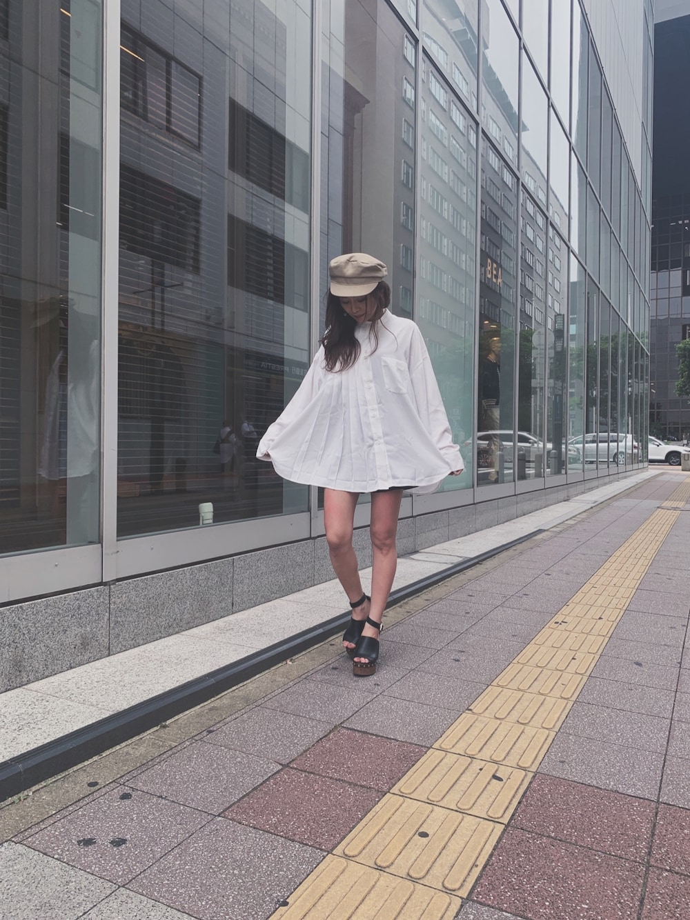 ホワイト系のシャツ/ブラウス、ベージュ系のキャスケットを着用したレディースの夏コーディネートの1枚目の写真