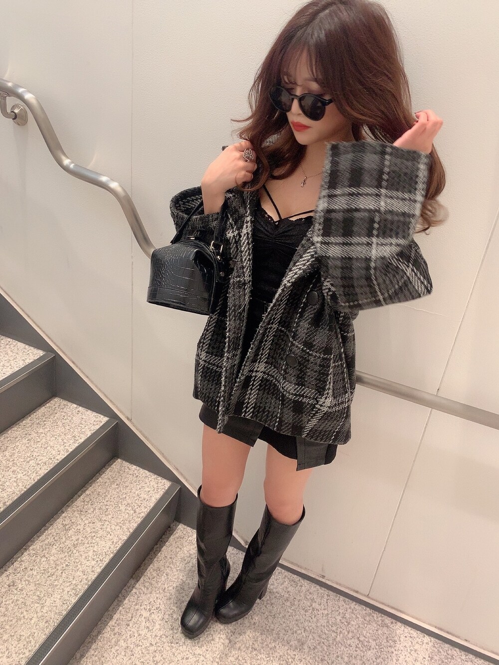 「オトナカジュアル、デート、デートコーデ、チェック、アウター、コクーンコート、ミニスカート、ミドルブーツ、ootd、今日のコーデ」｜「ENVYMのボリュームスリーブコクーンＣＴ（ピーコート、ブラック系）」を使った、akariさん（レディース・156cm）の秋コーディネートの1枚目の写真