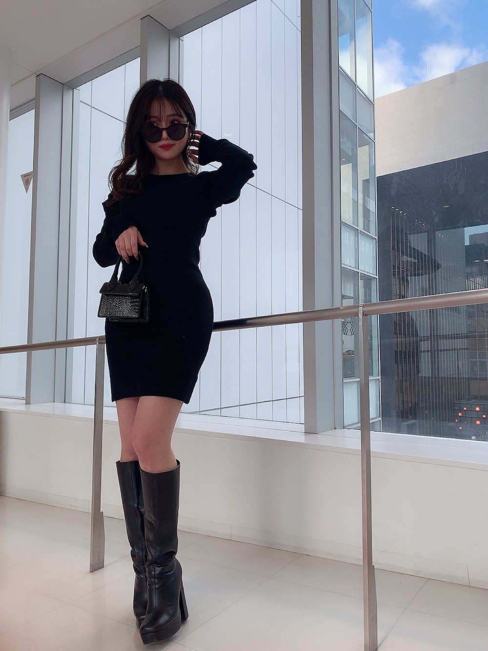 「デートスタイル（WOMEN）、デート、タイトワンピース、タイトスカート、パフスリーブ、背中あき、envym_staff」｜「ENVYMのショルダータックレイヤーＫｎｉｔ ＯＰ（ワンピース、ブラック系）」を使った、akariさん（レディース・156cm）の冬コーディネートの1枚目の写真