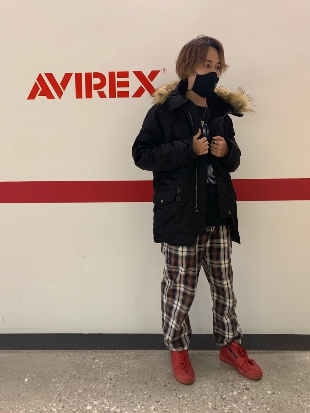 ブラック系のミリタリージャケットを着用したメンズの秋コーディネートの1枚目の写真