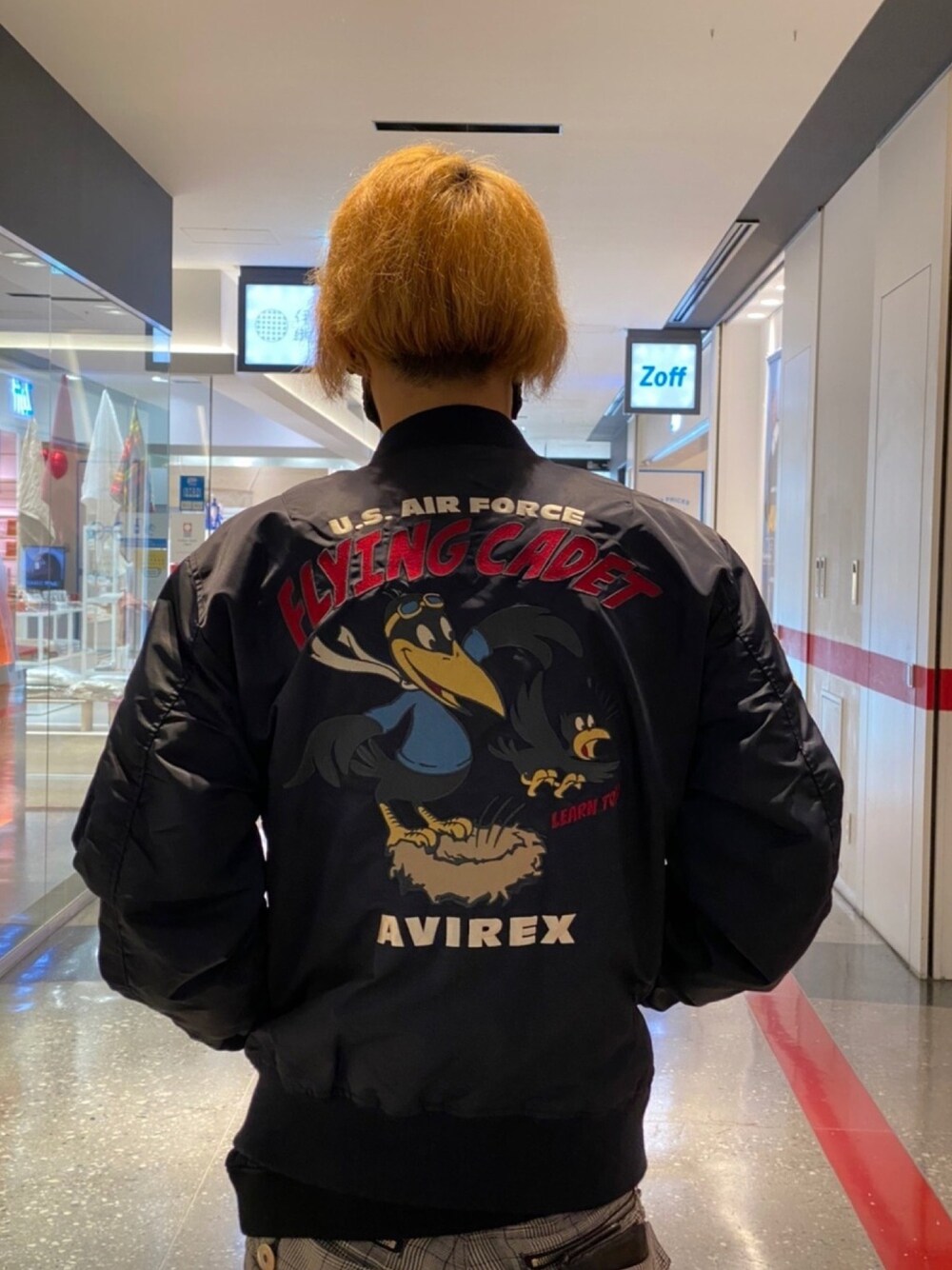 ブルー系のMA-1を着用したメンズの冬コーディネートの1枚目の写真