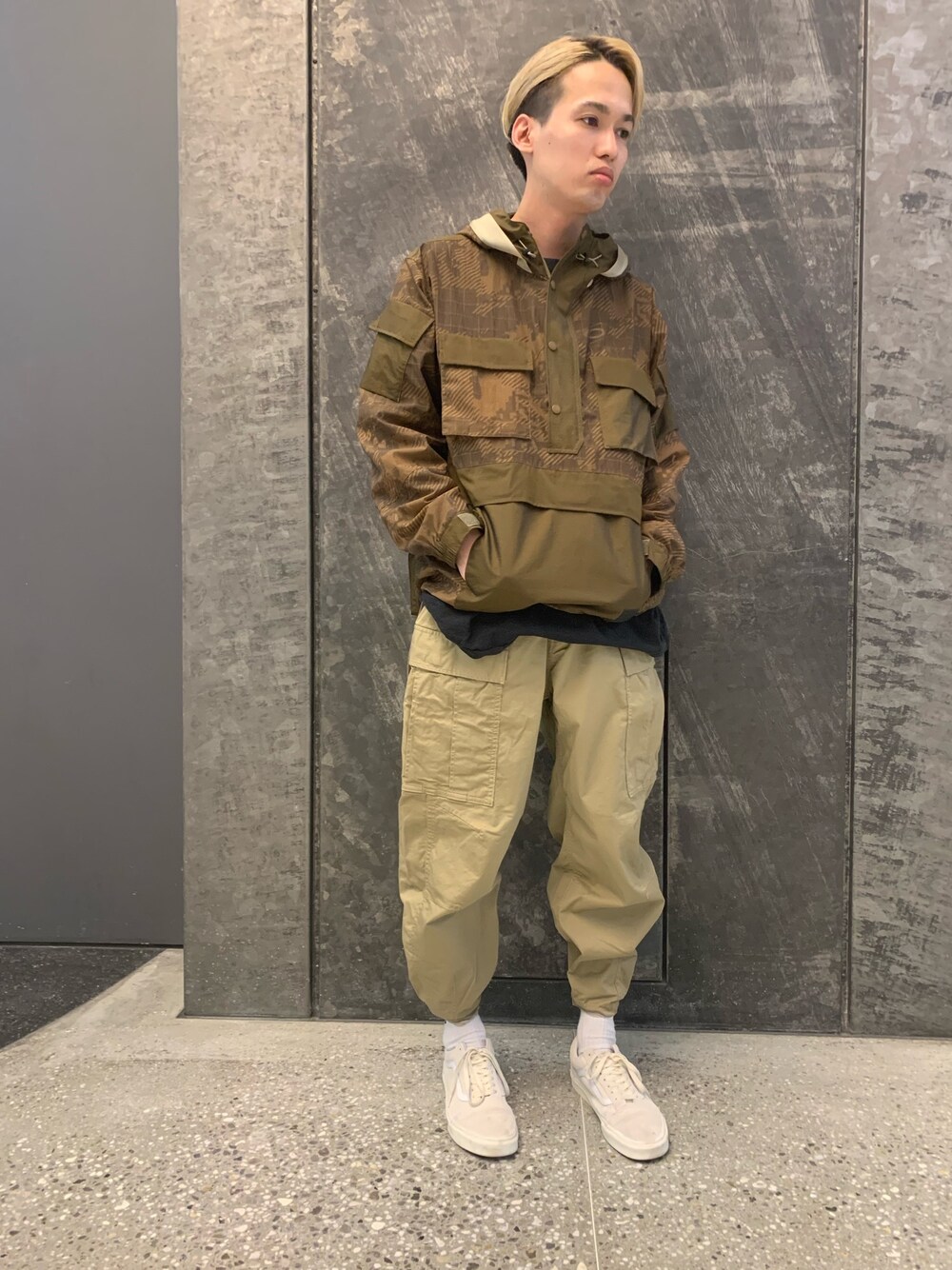 「AVIREX、ワイドパンツ、春服、ミリタリーパンツ、アノラックパーカー、フォローミー、おしゃれさんと繋がりたい、AVIREX梅田店、いいね、save、フォローお願いします🤑、ファッションの力を信じよう」｜「AVIREXのトランスルーセント フィールドバトル アノラック/TRANSLUCENT FIELD BATTLE ANORACK（ミリタリージャケット、その他）」を使った、アオさん（メンズ・176cm）の春コーディネートの1枚目の写真