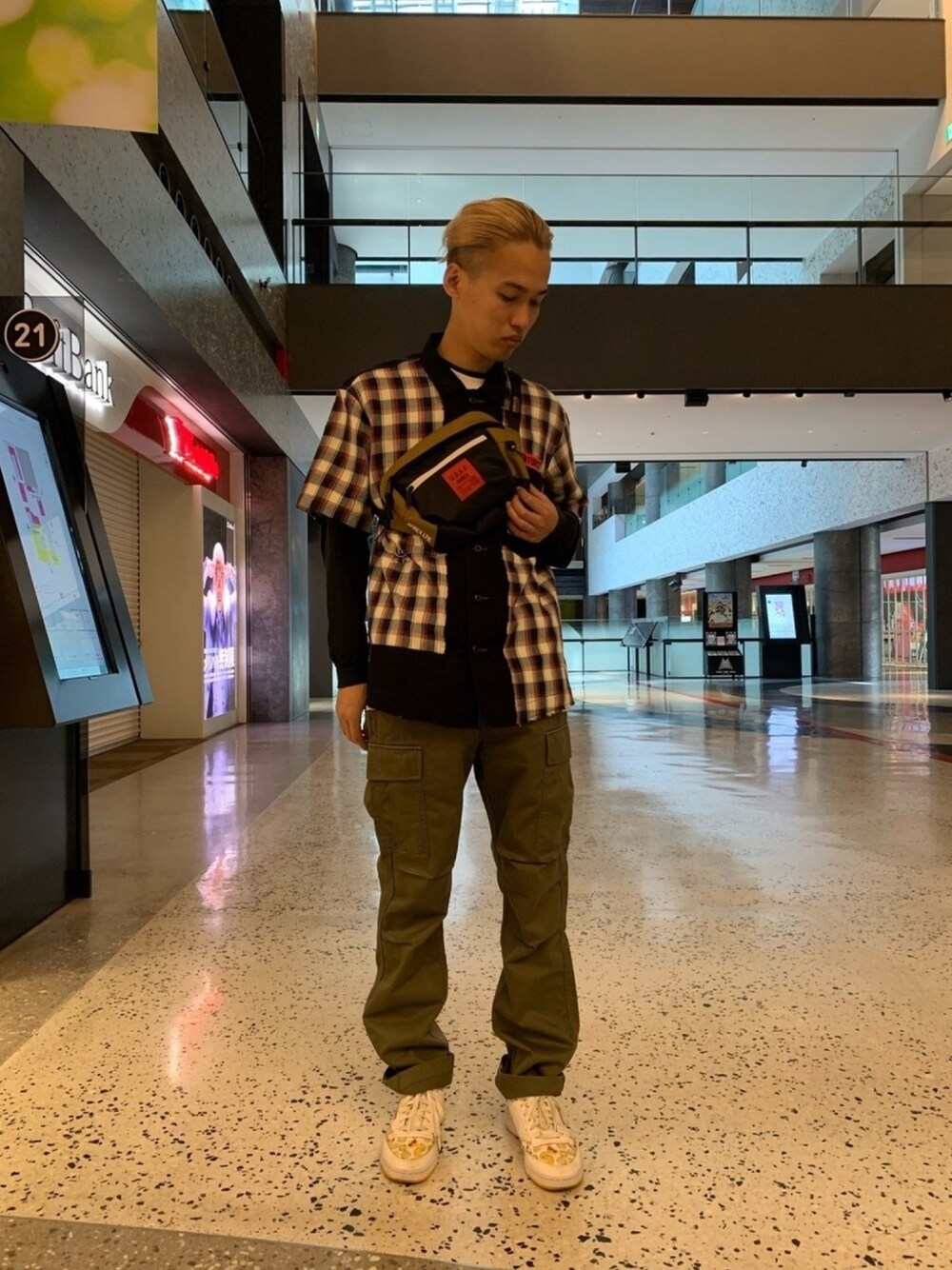 ベージュ系のショルダーバッグ、ブルー系のシャツ/ブラウス、グリーン系のカーゴパンツを着用したメンズの春コーディネートの1枚目の写真