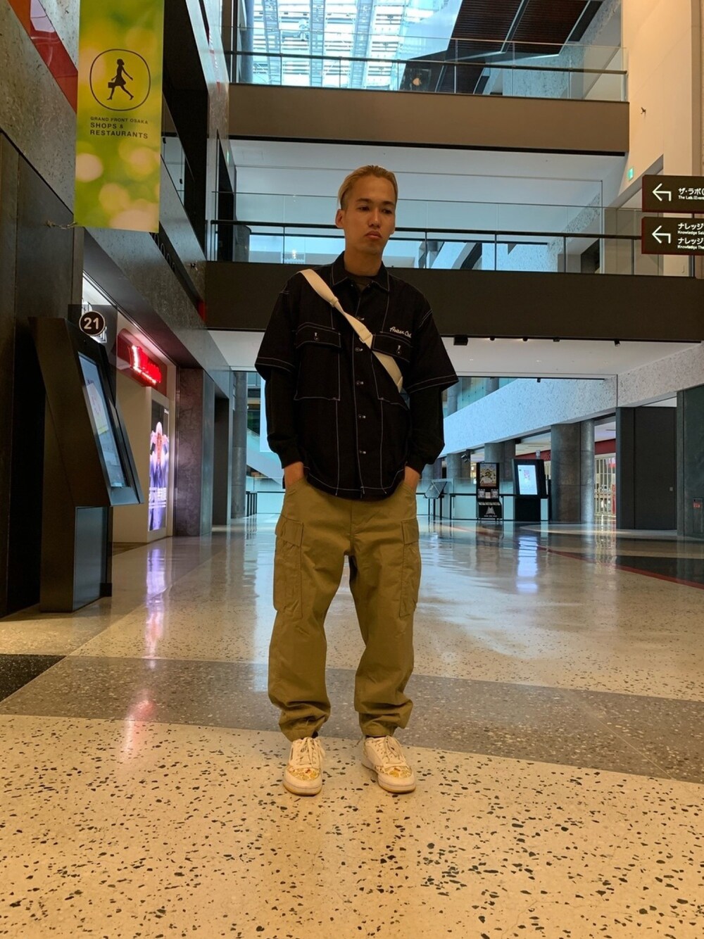 ホワイト系のショルダーバッグ、ベージュ系のカーゴパンツ、ブルー系のシャツ/ブラウスを着用したメンズの春コーディネートの1枚目の写真