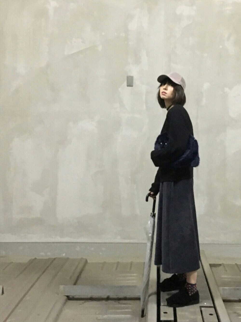 「雨の日コーデ、グレー、黒ニット、コーデュロイパンツ、ニットパンツ、ファークラッチ、チョーカー、スエード、キャップ、ワントーンコーデ」｜「merry jennyのBasicｱｾﾞ編みﾆｯﾄ（ニット/セーター、ブラック系）」を使った、そぜさん（レディース・165cm）の秋コーディネートの1枚目の写真