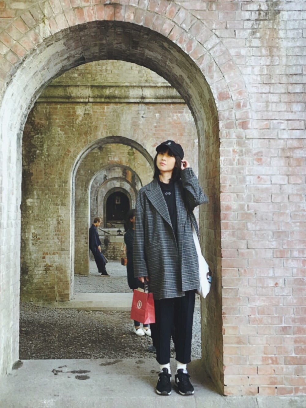 「メンズライク、パンツスタイル、モノトーン、チェック、古着MIX、旅行、京都、紅葉狩り、喫茶巡り」｜「KBFのKBF チェックオーバージャケット（その他アウター、グレー系）」を使った、そぜさん（レディース・165cm）の秋コーディネートの1枚目の写真