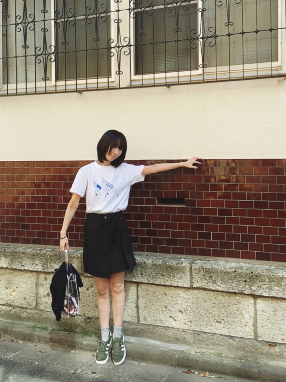 「シンプル、白Tシャツ、ラップパンツ、キュロット、チョーカー、adidas、ポッポコピー、休日スタイル、PVC、クリアバッグ」｜「KBFのラップキュロットパンツ（その他パンツ、ブラック系）」を使った、そぜさん（レディース・165cm）の夏コーディネートの1枚目の写真