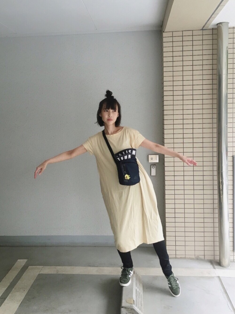 「ラクチンコーデ、Tシャツワンピ、スキニーパンツ、黒スキニー、ショルダーバッグ、スポーツミックス、スニーカー、adidas、おだんごヘアー、プチプラコーデ」｜「SLYのﾊﾞﾙｰﾝT/SH MIDI OP（ワンピース、オレンジ系）」を使った、そぜさん（レディース・165cm）の夏コーディネートの1枚目の写真