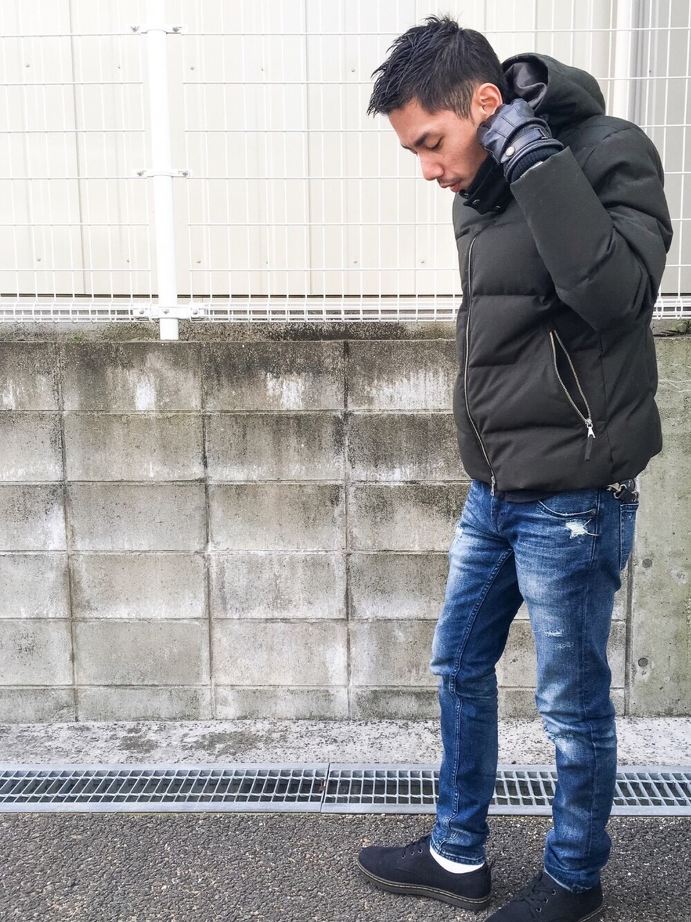 「シンプル、オトナカジュアル、大人カジュアル、カジュアル、カジュアルコーデ、冬、冬コーデ、ダウンジャケット、Dr.Martens、ootd」｜「Dr. MartensのDr.Martens （ドクターマーチン） / キャンバス ローカットスニーカー CALLUM 3EYE 14552001（スニーカー、ブラック系）」を使った、 K-taさん（メンズ・170cm）の冬コーディネートの1枚目の写真