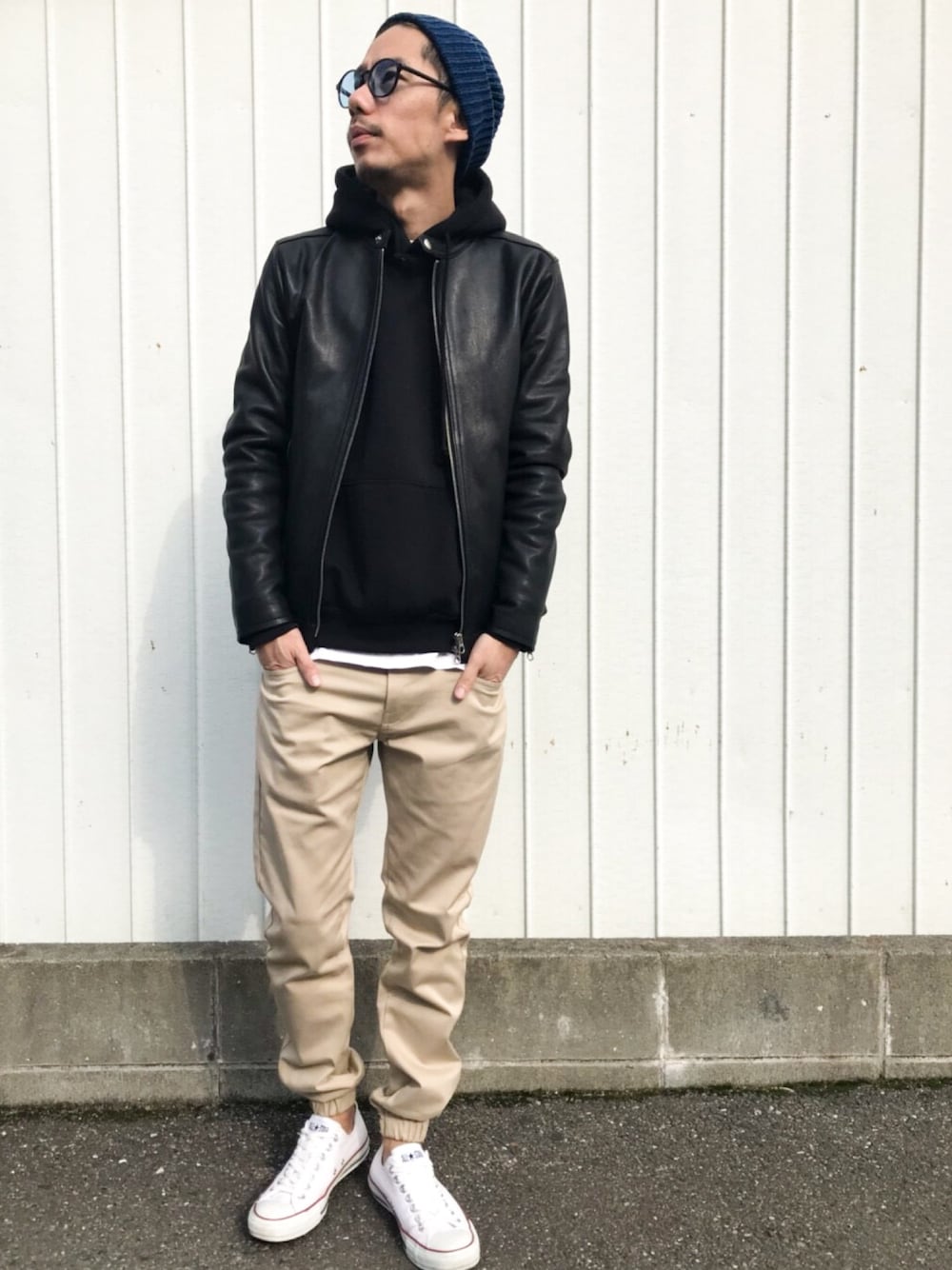 「シンプルコーデ、大人コーデ、冬、きれいめカジュアル、outfit、レザージャケット、ニット、サングラス、オールスター、シンプル」｜「CONVERSEのCONVERSE コンバース ALL STAR OX オールスター オックス　（スニーカー、ホワイト系）」を使った、 K-taさん（メンズ・170cm）の冬コーディネートの1枚目の写真