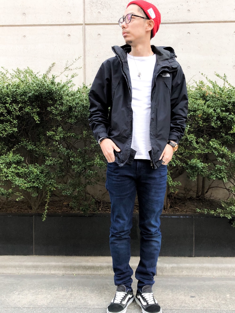 「冬コーデ、シンプル、大人カジュアル、カジュアル、ootd、黒、VANS、THE NORTH FACE、マウンテンパーカー、デニム」｜「VANSのVANS ヴァンズ OLD SKOOL DX オールドスクール DX V36CL+ BLACK（スニーカー、ブラック系）」を使った、 K-taさん（メンズ・170cm）の冬コーディネートの1枚目の写真