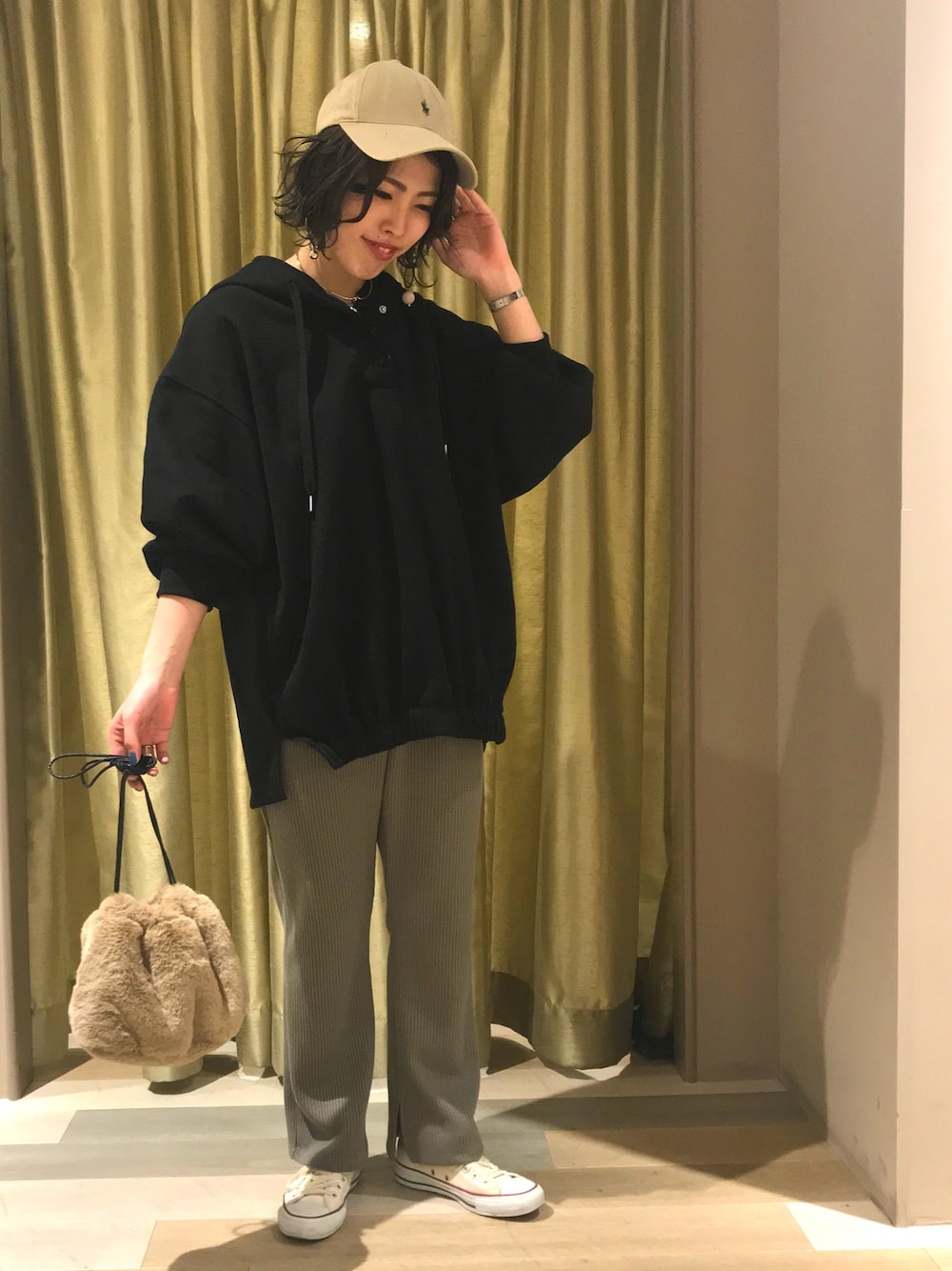 「秋のコーデ、スウェット、パーカー、ワッフルパンツ、リブパンツ、キャップ、ボア、ラルフローレン、コンバース、グリーンパークス」｜「CONVERSEのCONVERSE/ALL STAR 100 COLORS LO（スニーカー、ベージュ系）」を使った、MAYUさん（レディース・161cm）の秋コーディネートの1枚目の写真