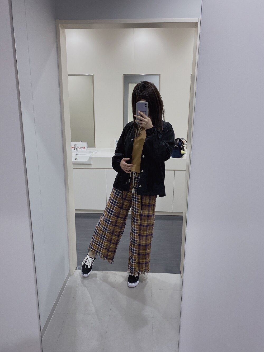 「秋冬コーデ、オトナカジュアル、おしゃれさんと繋がりたい、プチプラ、ゆるコーデ、今日のコーデ、プチプラコーデ、チェック、ブラウン」｜「PAGEBOYのコーチジャケット（ナイロンジャケット、ブラック系）」を使った、to_mo#さん（レディース・159cm）の秋コーディネートの1枚目の写真