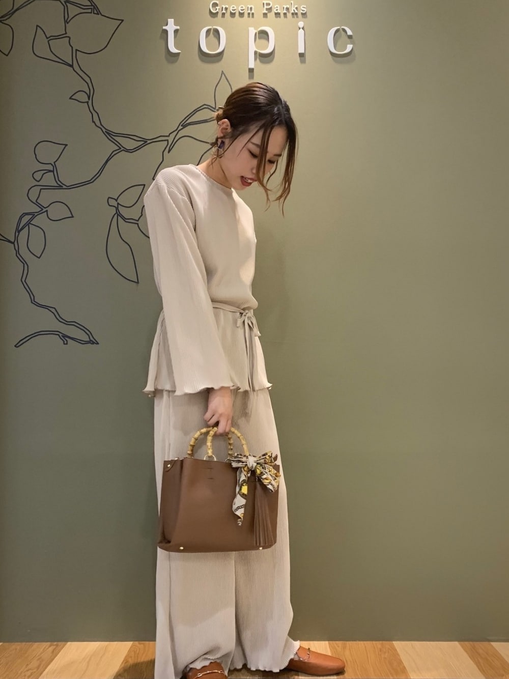 「秋のコーデ、セットアップ、リラックススタイル、ラクチンコーデ、秋服準備はじめました、ootd、おしゃれさんと繋がりたい、ベージュコーデ、ブラウンコーデ、淡色コーデ」｜「ELENCARE DUEの・ELENCARE DUE SET2プリーツセットアップ＊（ワンピース、ベージュ系）」を使った、Toda Reikaさん（レディース・161cm）の夏コーディネートの1枚目の写真