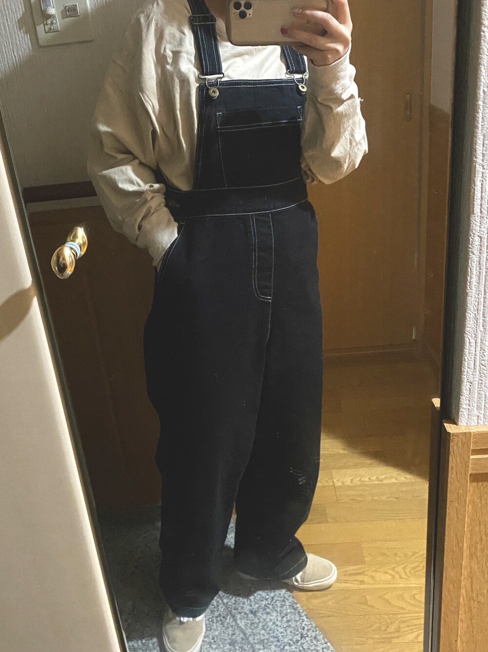 「オーバーオール、VANS、スニーカー、LOWRYS FARM、apresjourmignon」｜「LOWRYS FARMのＵＳＡクルーＴシャツ　819784（Tシャツ/カットソー、ベージュ系）」を使った、maaさん（レディース・152cm）の春コーディネートの1枚目の写真