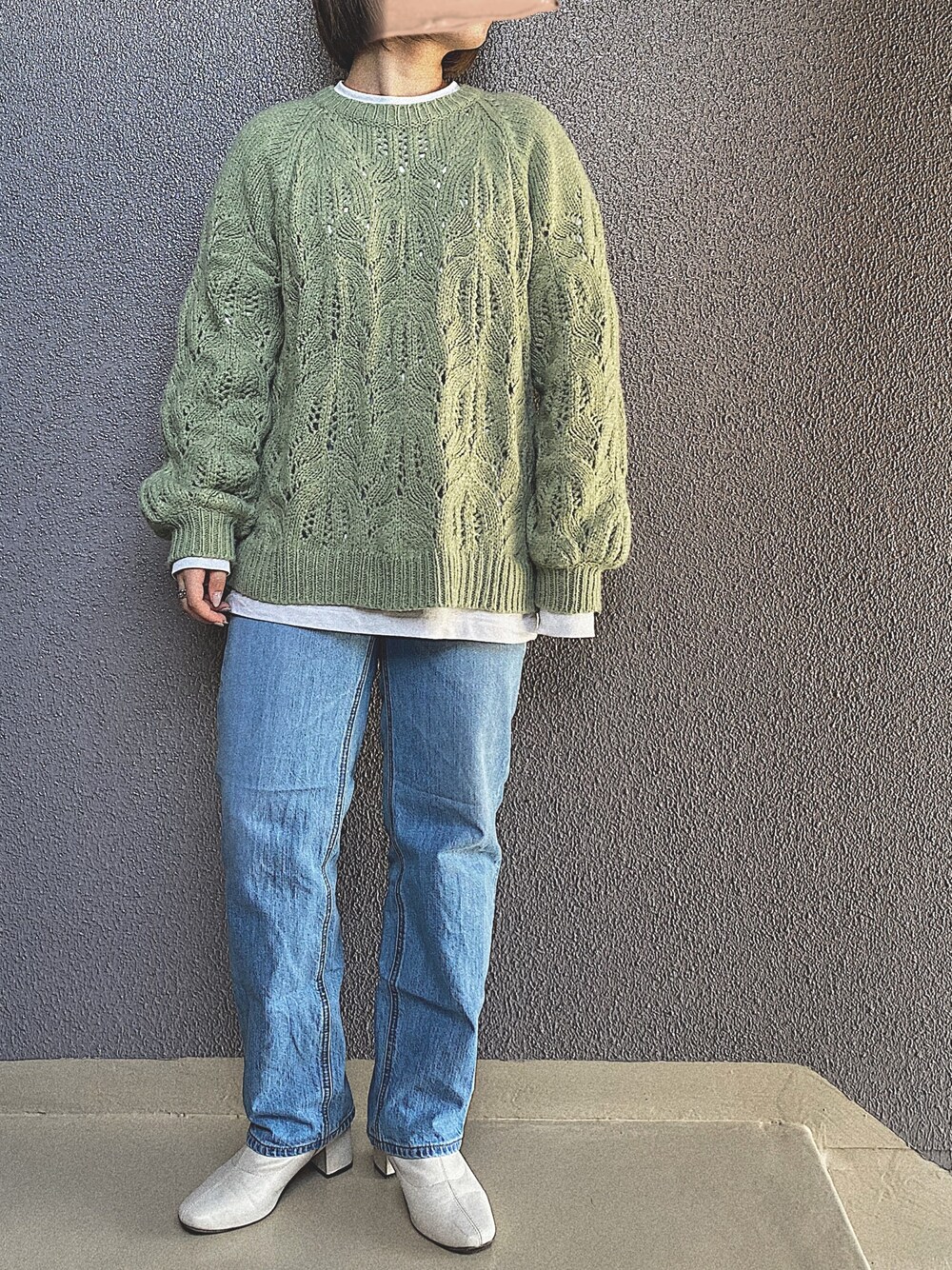 ホワイト系のTシャツ/カットソー、グリーン系のニット/セーター、ブルー系のデニムパンツを着用したレディースの冬コーディネートの1枚目の写真