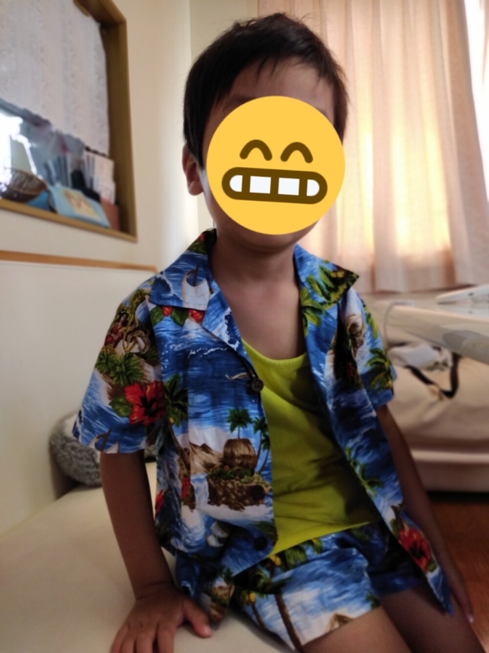 ブルー系のシャツ/ブラウス、イエロー系のタンクトップ、ブルー系のその他パンツを着用したキッズの夏コーディネートの1枚目の写真