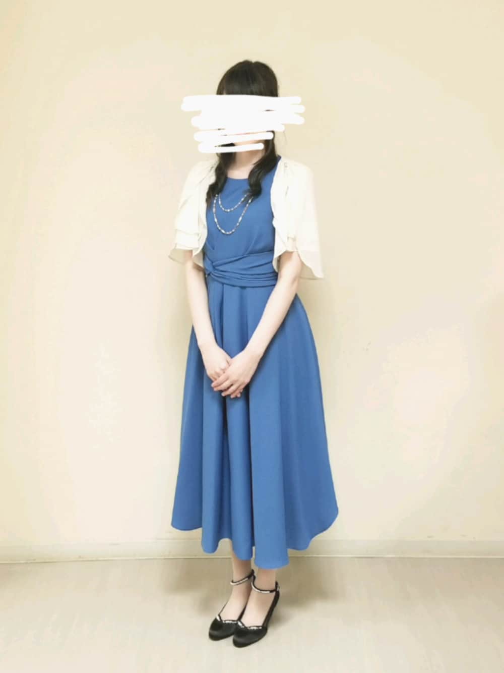 「ブルードレス、演奏会、ピアノ、結婚式、お呼ばれスタイル、ボレロ、パンプス、axes femme、ネックレス付き、ワンピース」｜「axes femmeのアシメヘムミディドレス（ドレス、ブルー系）」を使った、ゆにさん（レディース・162cm）の春コーディネートの1枚目の写真