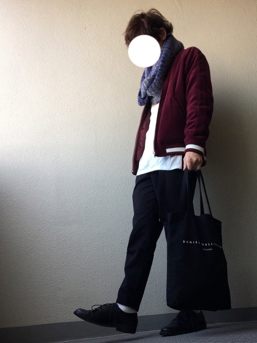 「スカジャン、ワインレッド、ベロア、Daniel Wellington、おまけ」｜「no brandのアイテム（ストール/ショール、ブルー系）」を使った、きゅうりさん（メンズ・167cm）の冬コーディネートの1枚目の写真