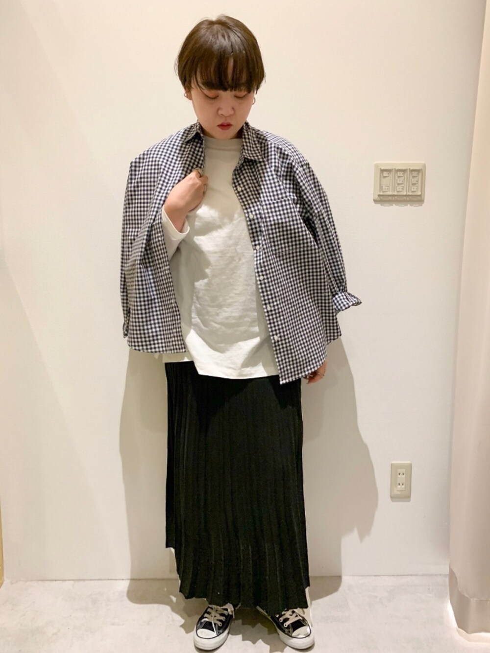 「カジュアルコーデ、春コーデ、ゆるコーデ、大人カジュアル、スニーカーコーデ、プリーツスカート」｜「CONVERSEのCONVERSE ALL STAR OX(BLACK)（スニーカー、ブラック系）」を使った、ばしさんさん（レディース・165cm）の春コーディネートの1枚目の写真