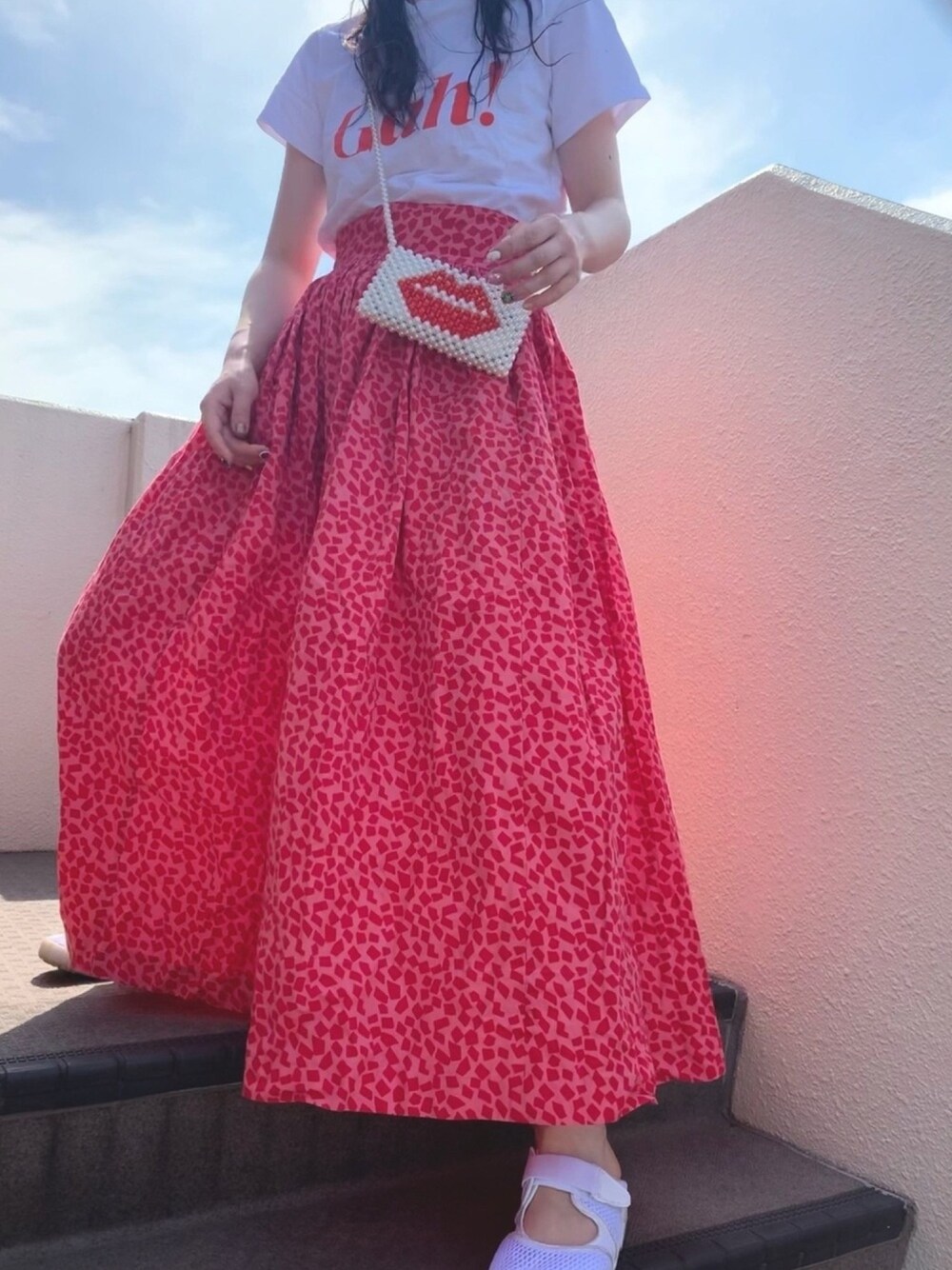「大人カジュアル、スマホケース、スマホショルダー、スマホポシェット、夏コーデ、夏だ！Tシャツ着よう！、夏、スカート、ビーズバッグ」｜「p.o.o.l officialのアイテム（スマホケース/カバー、ホワイト系）」を使った、p.o.o.l  officialさん（レディース・163cm）の春コーディネートの1枚目の写真