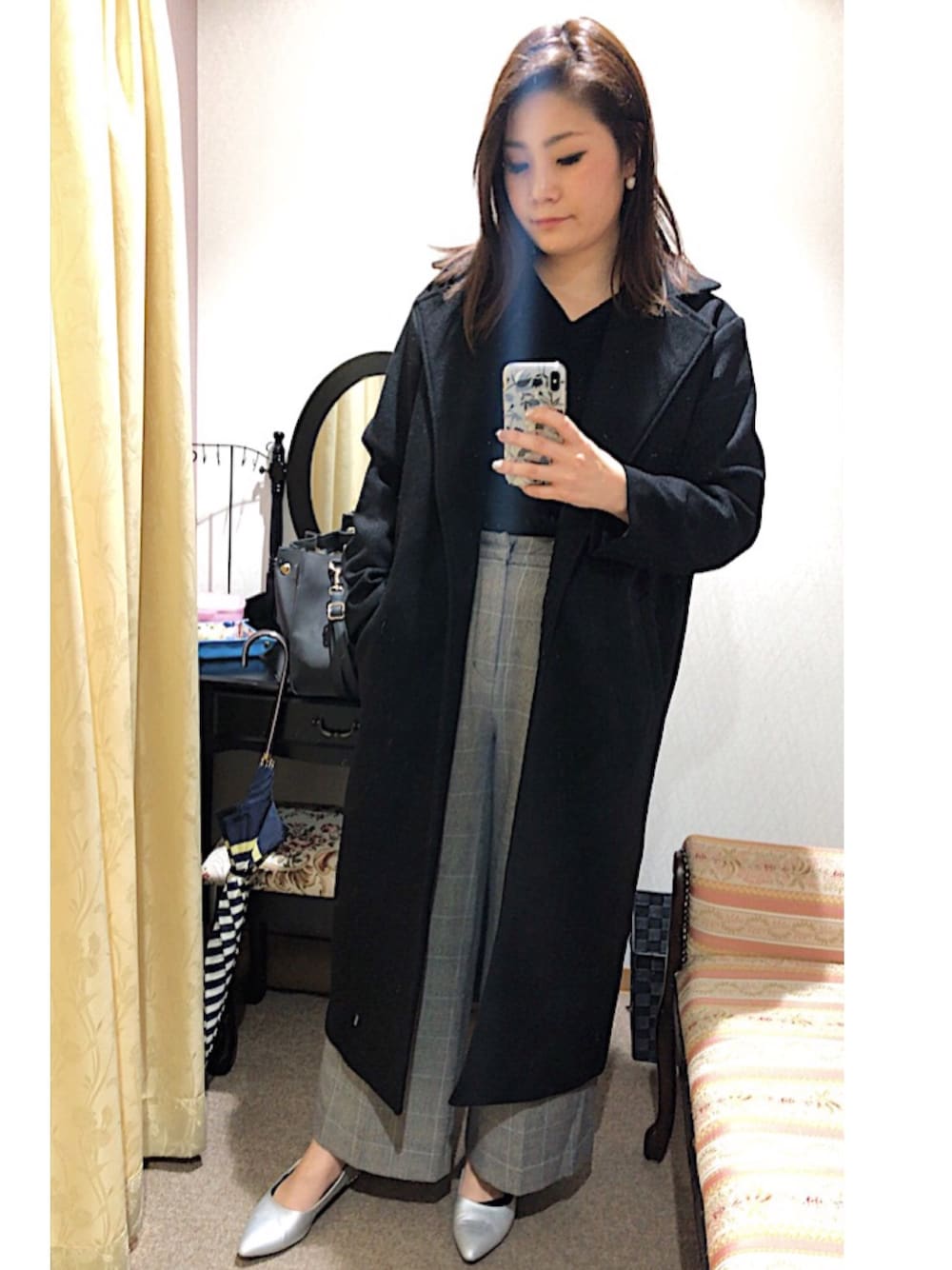 「カジュアルコーデ、オトナ女子、シンプル、きれいめカジュアル、大人コーデ、お洒落さんとつながりたい、キレイめ、チェスターコート、チェックパンツ」｜「URBAN RESEARCHの裏起毛T/Rストレッチワイドパンツ（その他パンツ、グレー系）」を使った、ayaさん（レディース・167cm）の冬コーディネートの1枚目の写真
