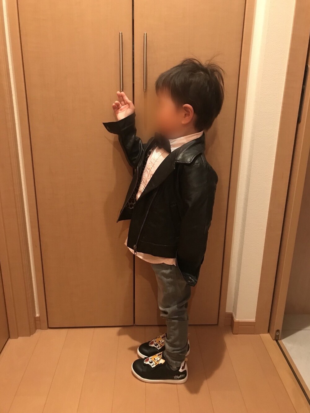 「キッズコーデ、スニーカー、革ジャン、カジュアルコーデ、フォーマル」｜「H&Mのアイテム（その他パンツ、グレー系）」を使った、TFさん（メンズ・167cm）の秋コーディネートの1枚目の写真