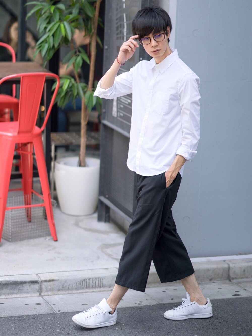 「ラルフローレン、ハーフパンツ、古着、カフェスタイル、めがね、メガネ男子、白シャツ、清潔感、アディダス、スニーカー」｜「MONO-MARTのボタンダウン ハイストレッチ L/S オックスフォード シャツ 2017AW（シャツ/ブラウス、ホワイト系）」を使った、むさし君さん（メンズ・178cm）の夏コーディネートの1枚目の写真