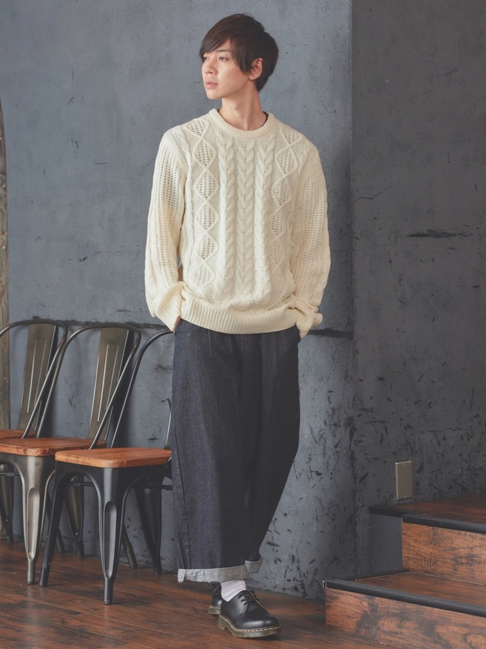 「冬コーデ、ニット、ケーブルニット、ケーブル編み、セーター、セーター×シャツ、セーター×ジーンズ、ジーパン、ドクターマーチン、マーチン」｜「MONO-MARTのオーバーサイズアラン編みクルーネックケーブルニットセーター2019AW(MONO-MART)（ニット/セーター、ホワイト系）」を使った、むさし君さん（メンズ・178cm）の秋コーディネートの1枚目の写真