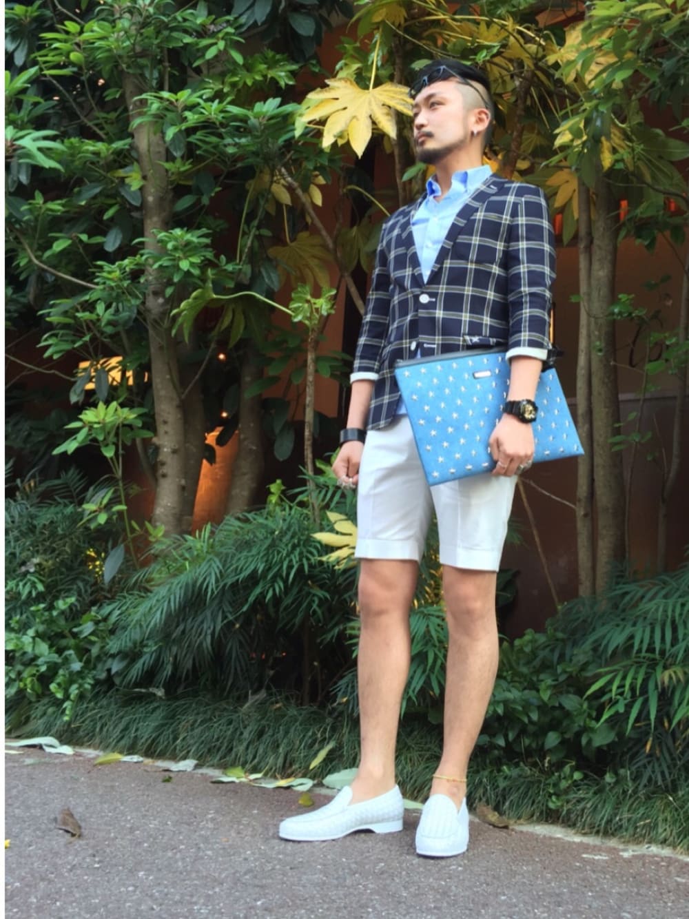 「summer、shorts、blue、jacket 、LOVELESS、GUILD PRIME、white、fukuoka、clutch」｜「GUILD PRIMEの【GUILD PRIME】MENS タータンチェックハーフスリーブジャケット（テーラードジャケット、ブルー系）」を使った、neonさん（メンズ・177cm）の春コーディネートの1枚目の写真