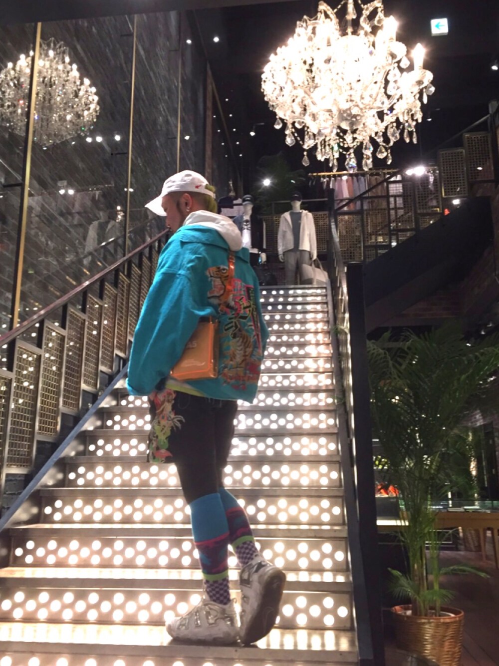 「スニーカー、NIKE、パーカー、Champion、LOVELESS、GUILD PRIME、セレクトショップ、NANA-NANA、doublet、nasaseasons」｜「doubletのアイテム（ジャケット/アウター、ブルー系）」を使った、neonさん（メンズ・177cm）の春コーディネートの1枚目の写真