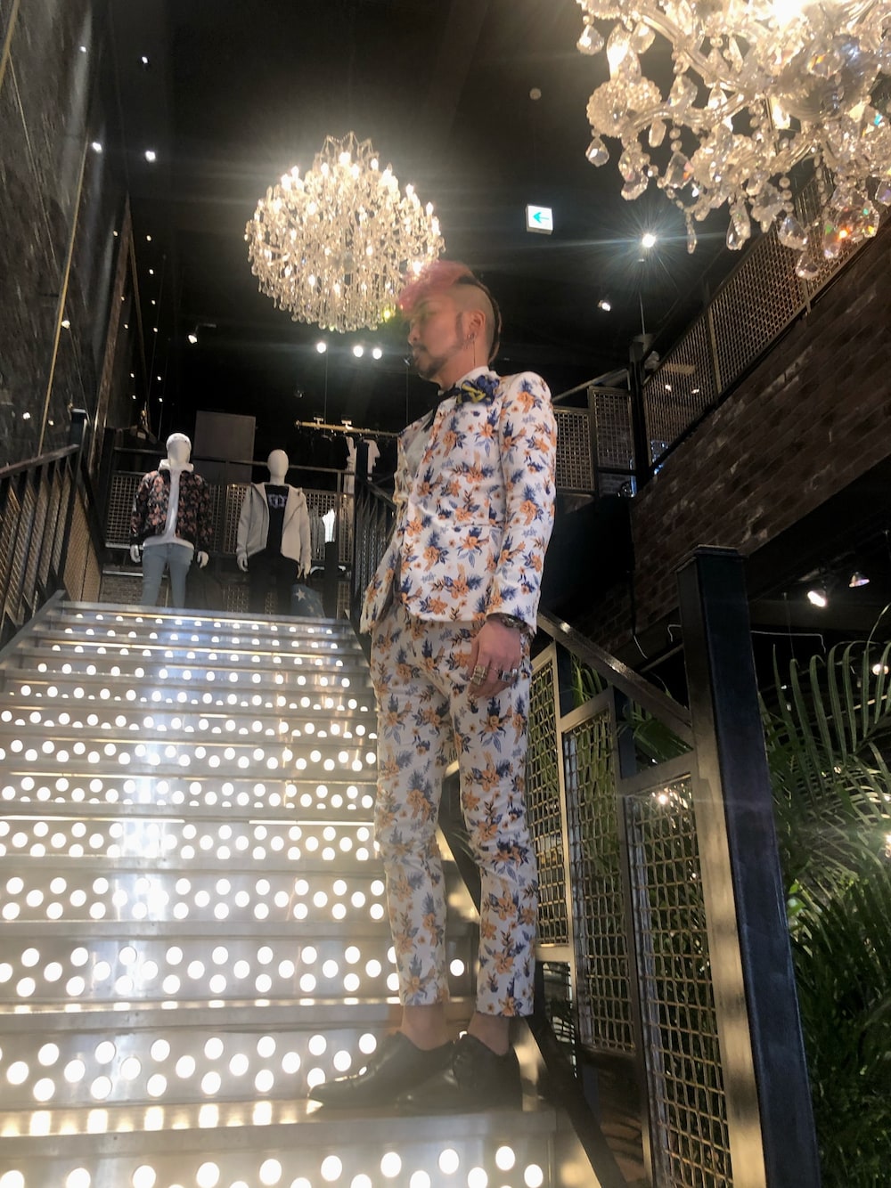 「セットアップ、spring、jacket 、flower、LOVELESS、春コーデ、スーツスタイル、ラブレス、trousers、ラブレス天神」｜「LOVELESSのボタニカル ジャケット（テーラードジャケット、ホワイト系）」を使った、neonさん（メンズ・177cm）の春コーディネートの1枚目の写真