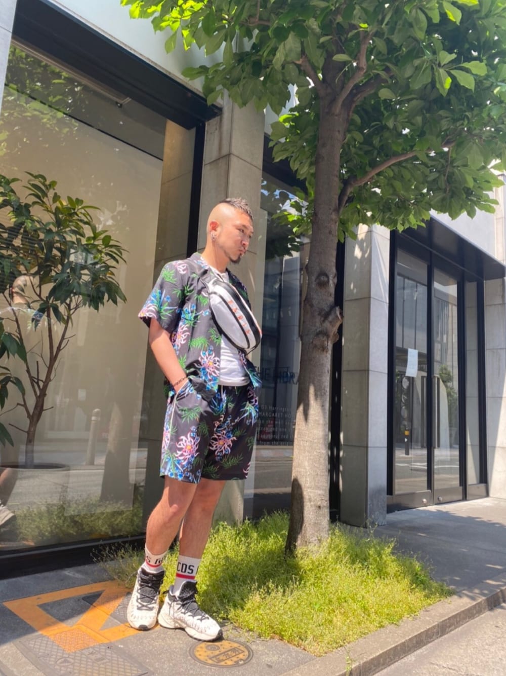「KENZO、福岡、LOVELESS、春コーデ、夏コーデ、GUILDPRIME、ギルドプライム、ラブレス、天神、FlowerMOUNTAIN」｜「KENZOのアイテム（シャツ/ブラウス、ブラック系）」を使った、neonさん（メンズ・177cm）の春コーディネートの1枚目の写真