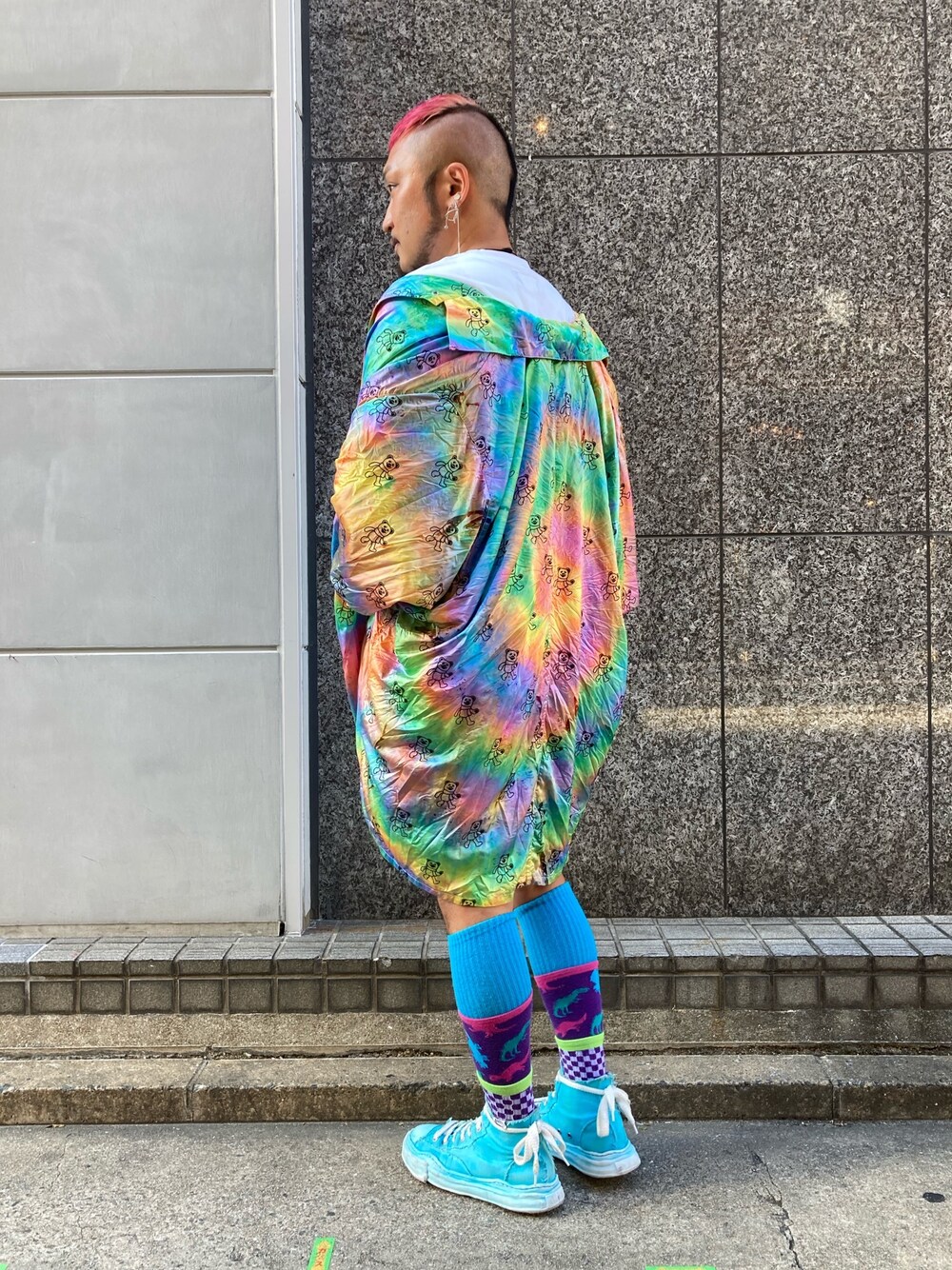 「秋のコーデ、タイダイ柄、MIHARAYASUHIRO、オーバーサイズ、LOVELESS、sneakers、秋コーデ、doublet、MaisonMIHARAYASUHIRO」｜「doubletのアイテム（ソックス/靴下、ブルー系）」を使った、neonさん（メンズ・177cm）の夏コーディネートの1枚目の写真