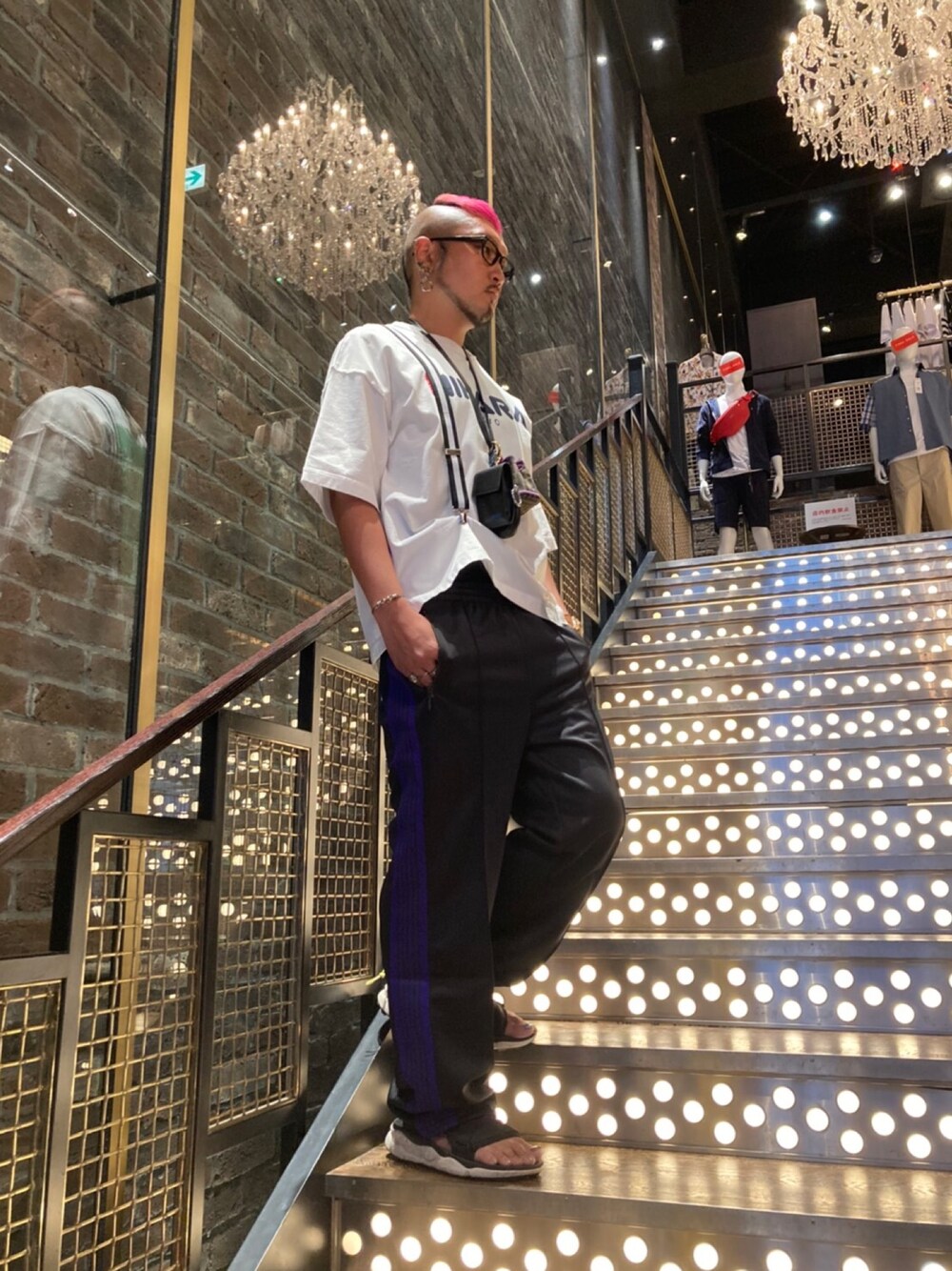「MIHARAYASUHIRO、summer、トラックパンツ、LOVELESS、NEEDLES、夏コーデ、秋コーデ、MaisonMIHARAYASUHIRO、FlowerMOUNTAIN」｜「Maison MIHARA YASUHIROの【MAISON MIHARA YASUHIRO】サスペンダーティーシャツ/Suspender T-shirt（Tシャツ/カットソー、ホワイト系）」を使った、neonさん（メンズ・177cm）の夏コーディネートの1枚目の写真