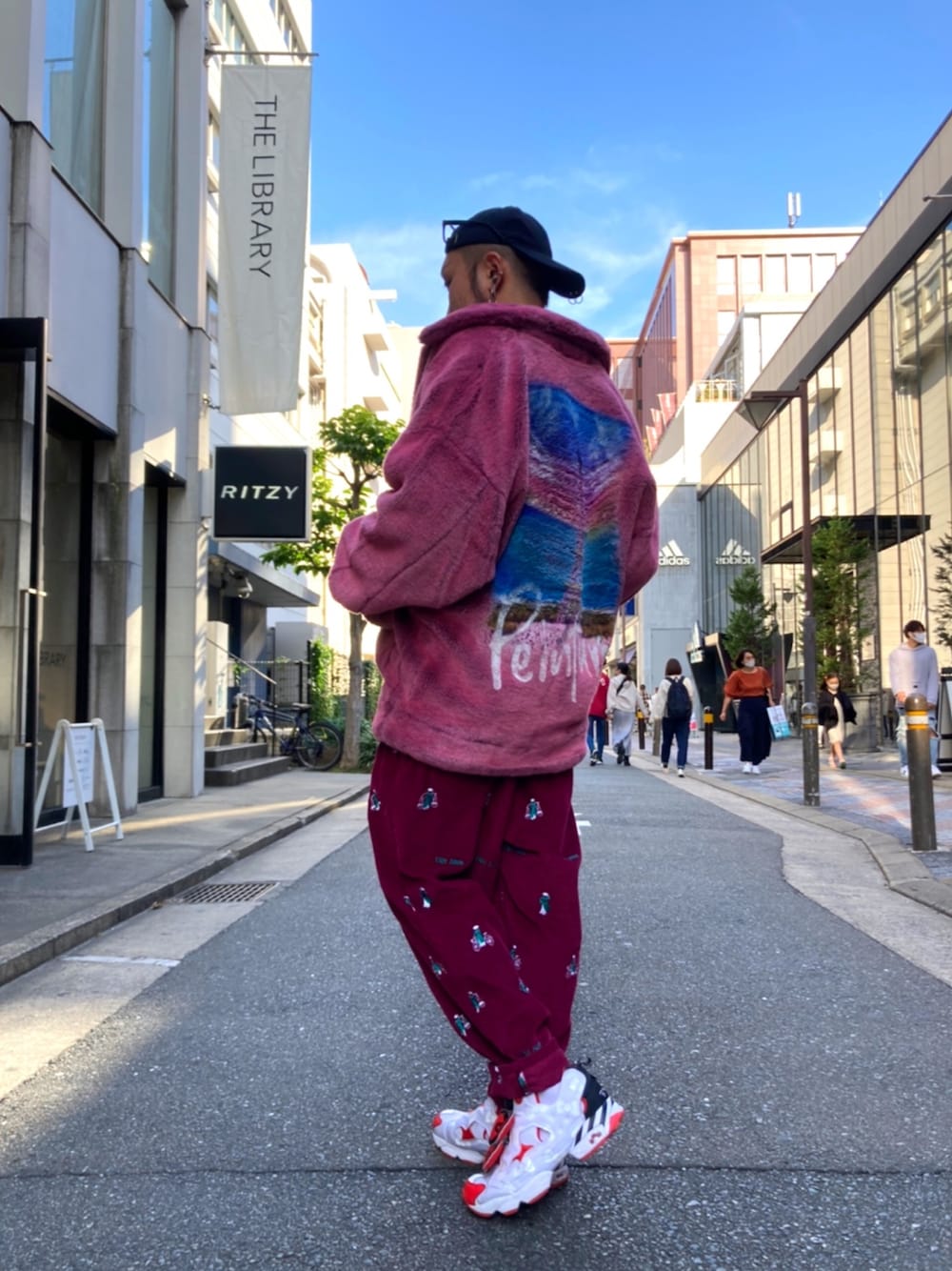 「ファー、秋のコーデ、冬コーデ、ファージャケット、LOVELESS、ラブレス、doublet」｜「doubletの【doublet】MEN HAND-PAINTED FUR JACKET 20AW04BL90（その他アウター、ピンク系）」を使った、neonさん（メンズ・177cm）の秋コーディネートの1枚目の写真