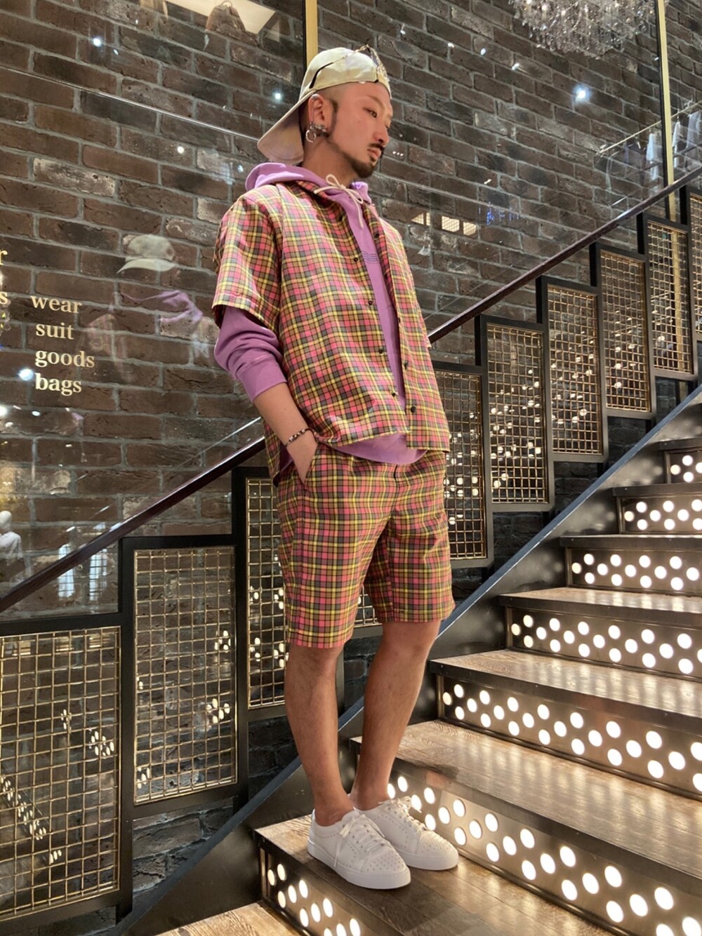 「チェック、セットアップ、チェックシャツ、キャップ、ハーフパンツ、チェックパンツ、白スニーカー、LOVELESS、セットアップスタイル、MSGM」｜「MSGMのアイテム（キャップ、イエロー系）」を使った、neonさん（メンズ・177cm）の春コーディネートの1枚目の写真