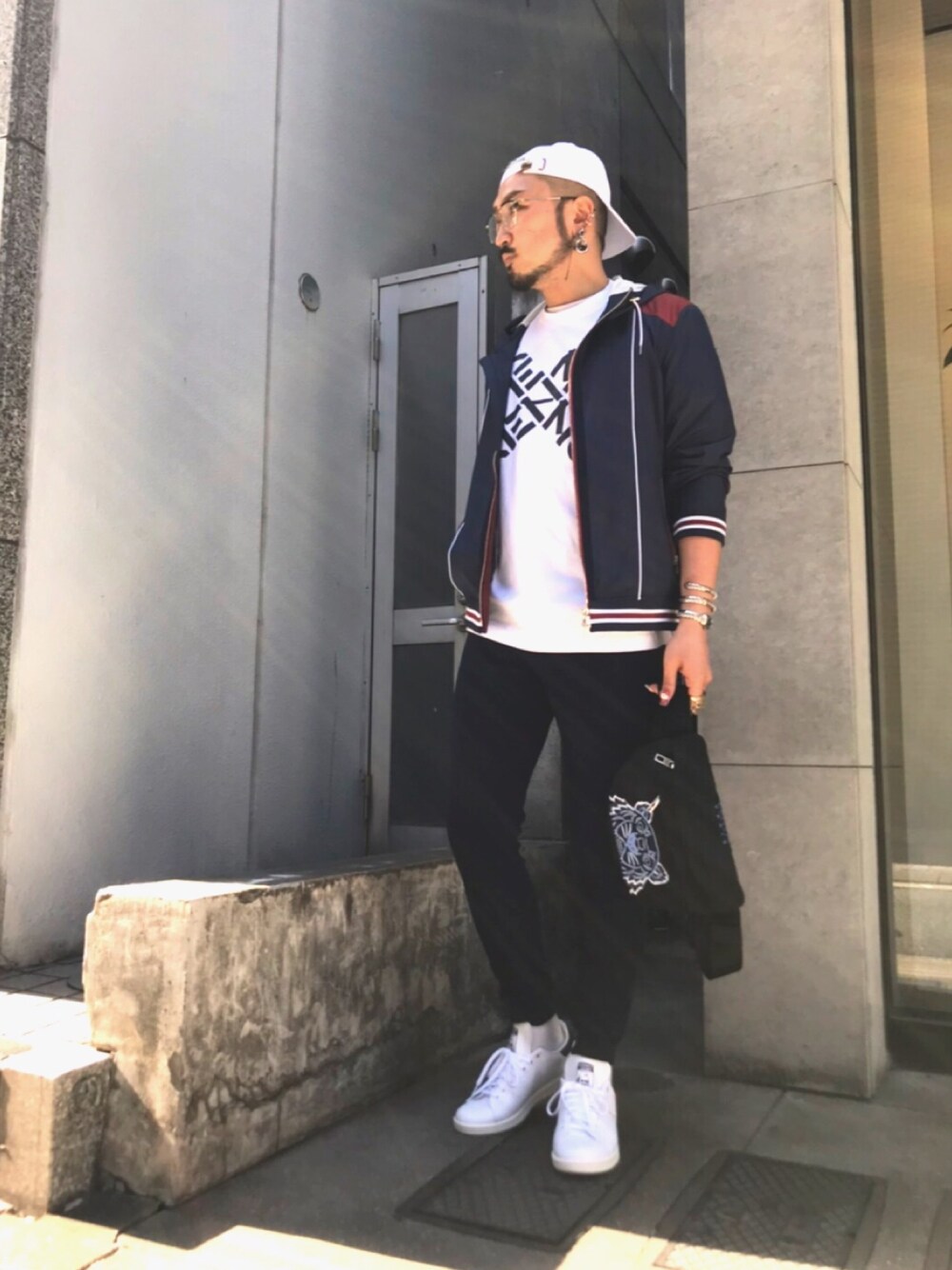 「KENZO、adidas、スポーツミックス、マリン、LOVELESS、春コーデ、夏コーデ」｜「LOVELESSのラブスカル キャップ（キャップ、ホワイト系）」を使った、neonさん（メンズ・177cm）の春コーディネートの1枚目の写真