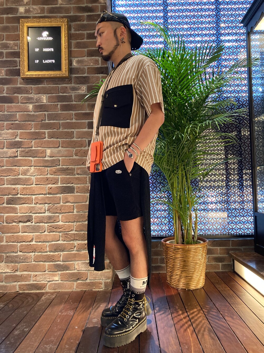 「ショーツ、厚底シューズ、LOVELESS、夏コーデ、FRUIT OF THE LOOM、DrMartens、CULLNI、demiurvo」｜「CULLNIのアイテム（Tシャツ/カットソー、ベージュ系）」を使った、neonさん（メンズ・177cm）の春コーディネートの1枚目の写真