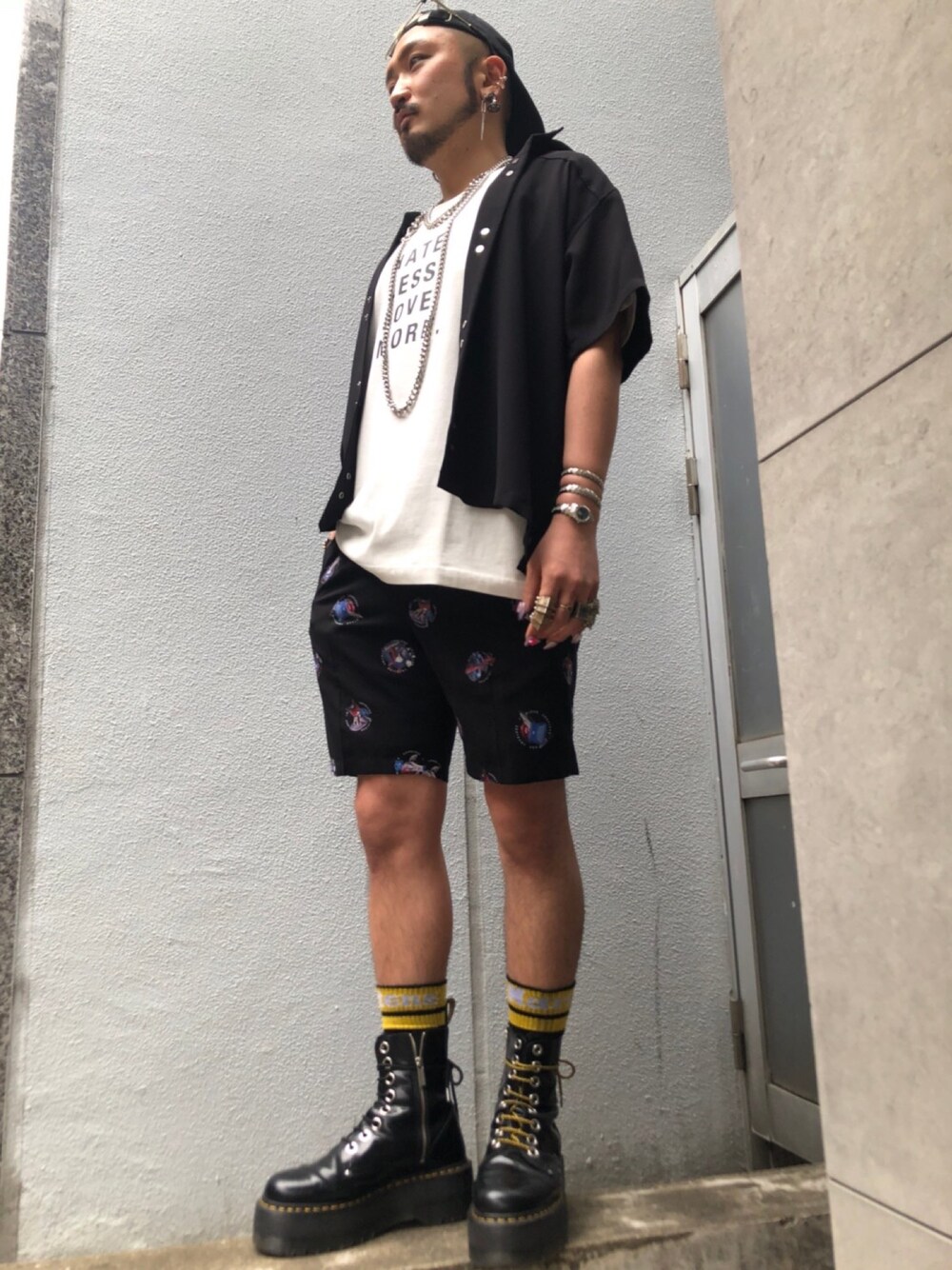 「spring、summer、モノトーン、ショーツ、Seagreen、LOVELESS、シャツスタイル、夏コーデ」｜「LOVELESSのRAMPONIスタッズ ジョーゼットハーフスリーブシャツ（シャツ/ブラウス、ブラック系）」を使った、neonさん（メンズ・177cm）の夏コーディネートの1枚目の写真