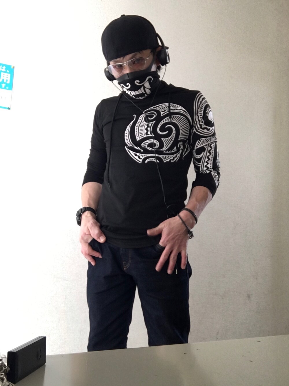 「wishのアイテム（パーカー、ブラック系）」を使った、Umeko＿ismさん（メンズ・165cm）の春コーディネートの1枚目の写真
