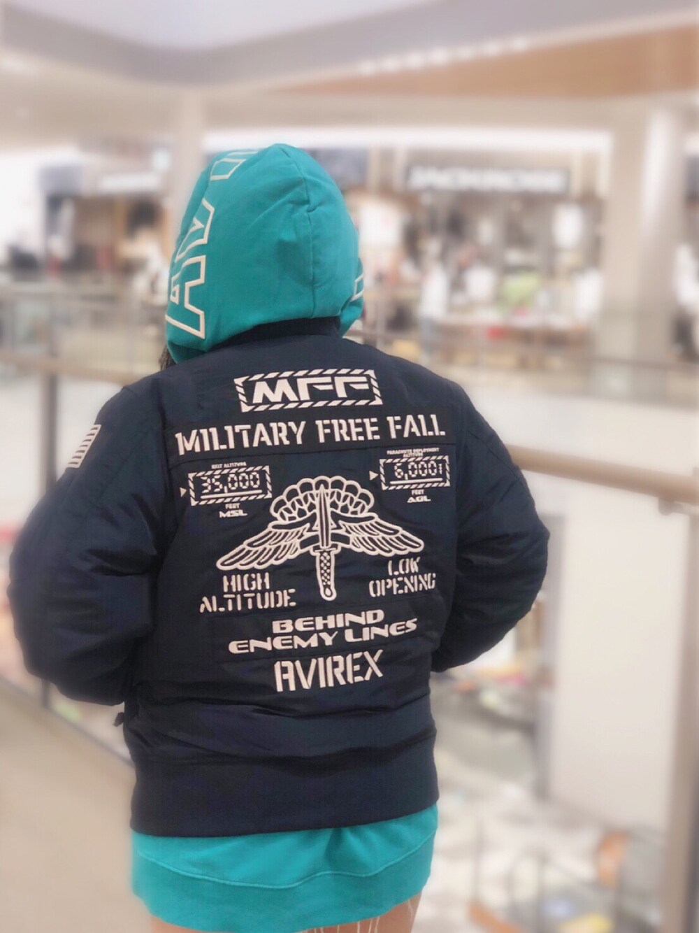 「カジュアル、MA-1、navy、AVIREX、オーバーサイズ、シンプルコーデ、ブルーコーデ、低身長コーデ、秋冬コーデ、AVIREXBelle」｜「AVIREXのタイプMA-1 ミリタリーフリーフォール/TYPE MA-1 MFF（Military free fall)（MA-1、ブルー系）」を使った、髙田樹音さん（レディース・148cm）の秋コーディネートの1枚目の写真