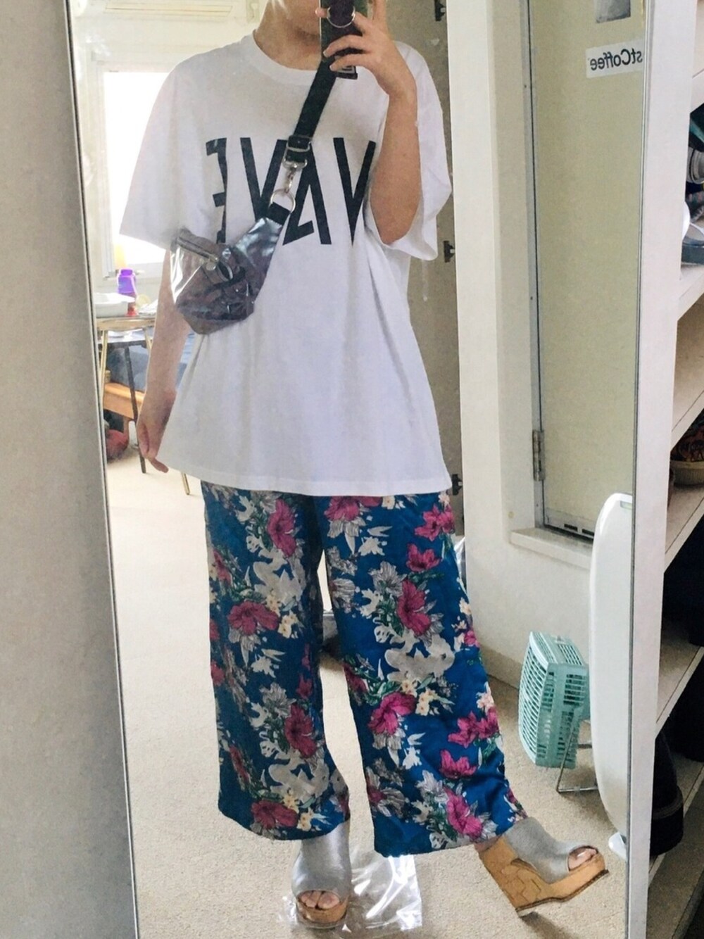 「サテンパンツ、ワイドパンツ、花柄、ビッグシルエット、ビッグT、夏コーデ」｜「waveのアイテム（Tシャツ/カットソー、ホワイト系）」を使った、.^.さん（レディース・165cm）の夏コーディネートの1枚目の写真