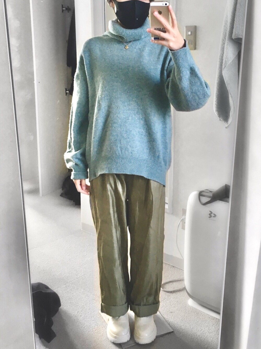 「サテンパンツ、カラーパンツ、おしゃれさんと繋がりたい」｜「LooksLikeSummerのアイテム（ブーツ、ホワイト系）」を使った、.^.さん（レディース・155cm）の冬コーディネートの1枚目の写真