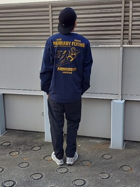 「AVIREX（アヴィレックス）のロングスリーブTシャツ プライマリーフライング/L/S T-SHIRT PRIMARY FLYING（Tシャツ/カットソー、ブルー系）」を使った、りる ぽんぷさん（メンズ・170cm）の冬コーディネート