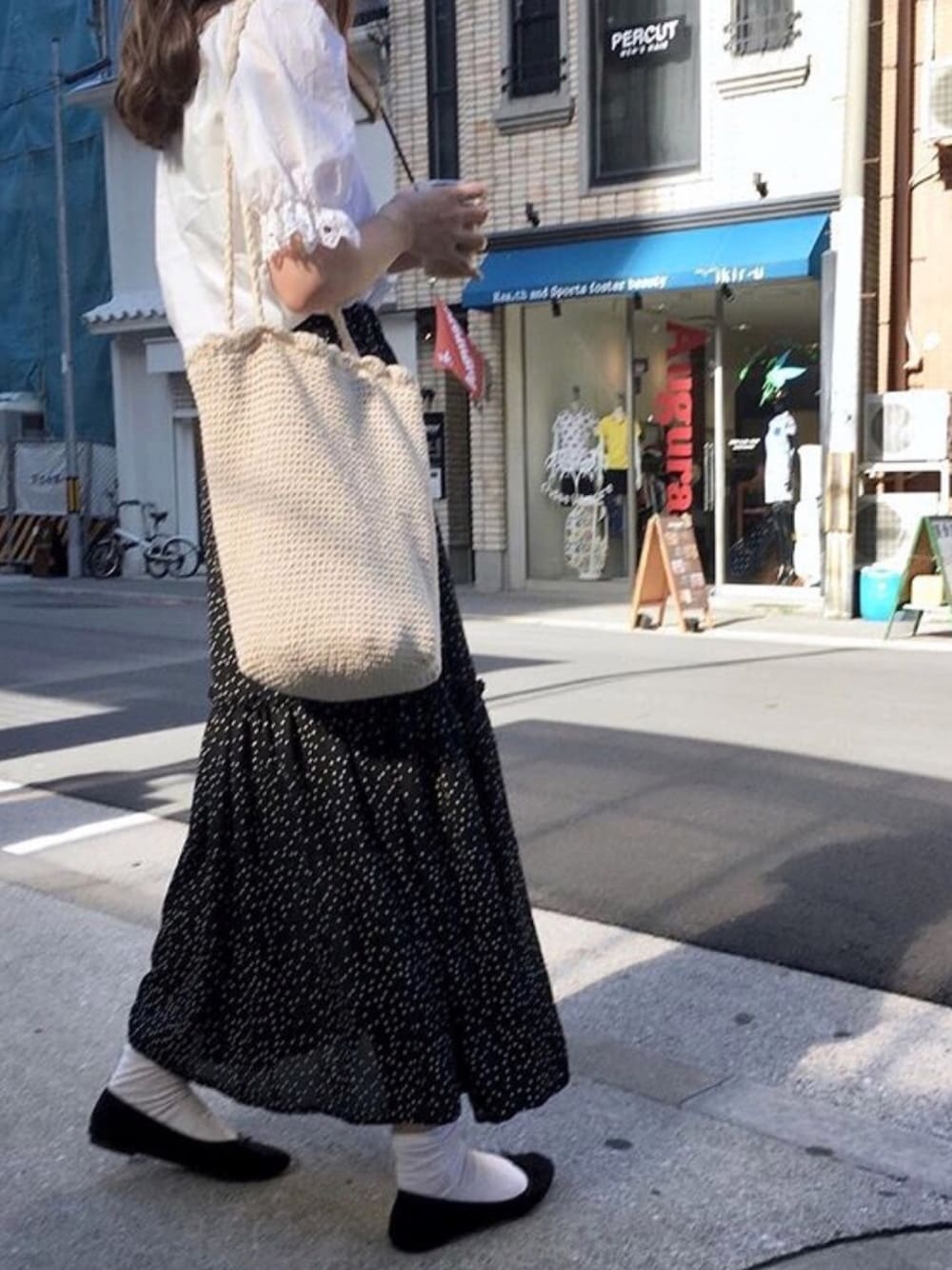 「ブラウス、ドット」｜「ISOOKのスカラップレースタックスリーブブラウス（シャツ/ブラウス、ホワイト系）」を使った、sakuraさん（レディース・161cm）の秋コーディネートの1枚目の写真