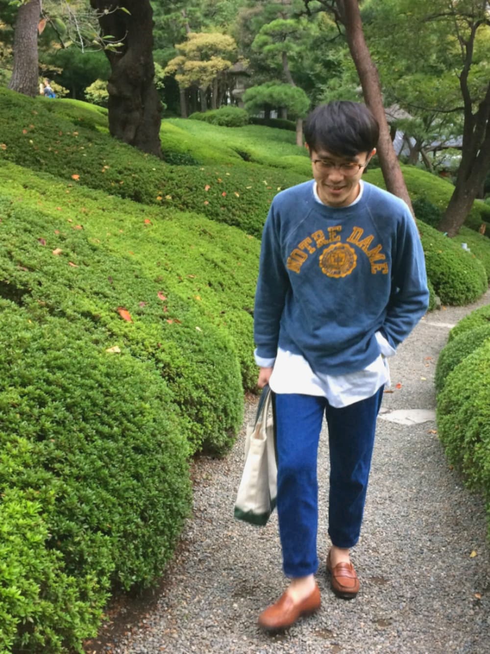 「45R、大人カジュアル、ヴィンテージスウェット、ローファー、めがね、スラックス、デニム、トートバッグ」｜「VINTAGEのアイテム（スウェット、ブルー系）」を使った、うえすさん（メンズ・172cm）の秋コーディネートの1枚目の写真