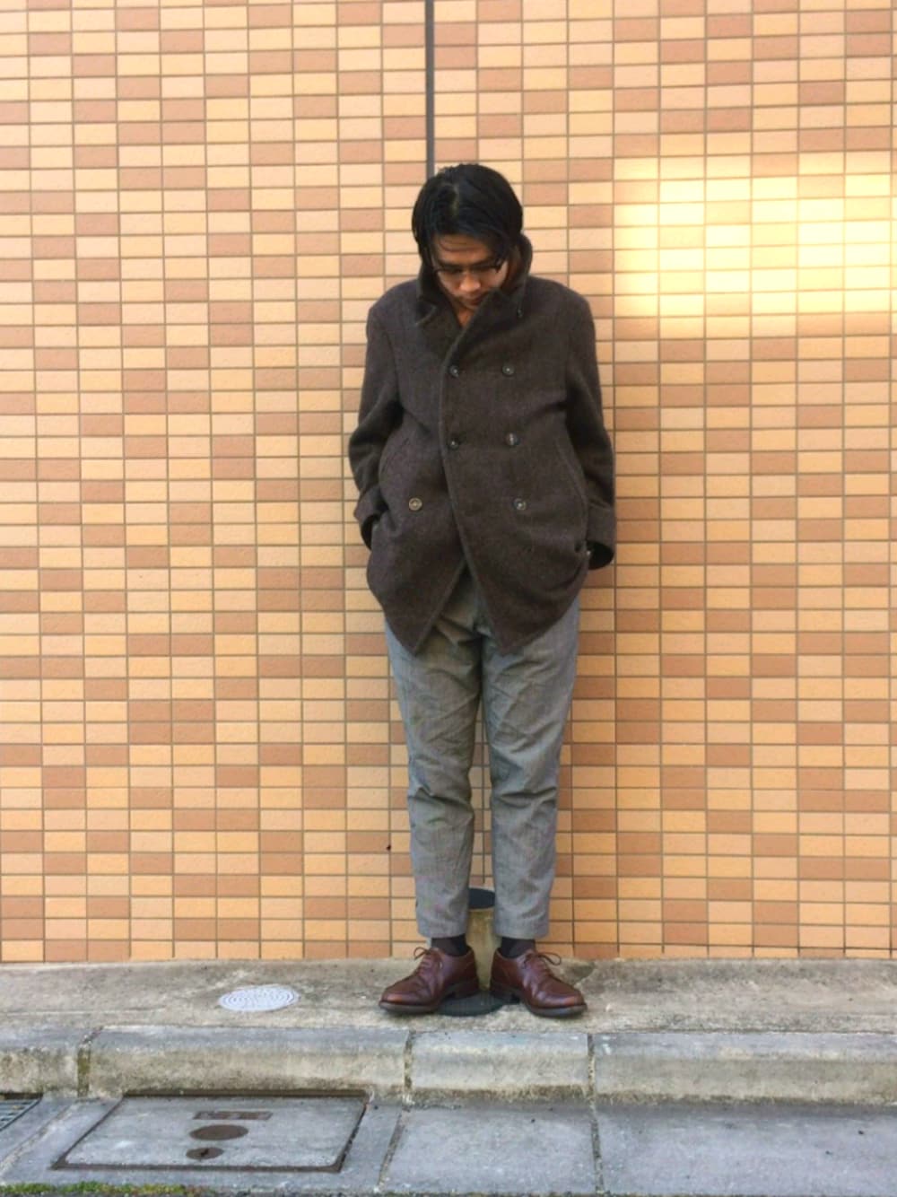 「45R メンズ、45R、めがね、シンプル、ツィードコート、グレンチェック、茶色、ホテル、ランチ」｜「45Rのアイテム（その他パンツ、グレー系）」を使った、うえすさん（メンズ・172cm）の冬コーディネートの1枚目の写真